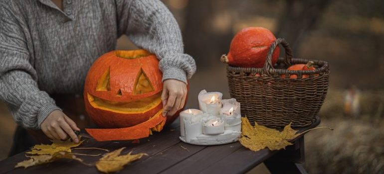 Making jack-o-lantern as one of fall activities in Woodbridge. 