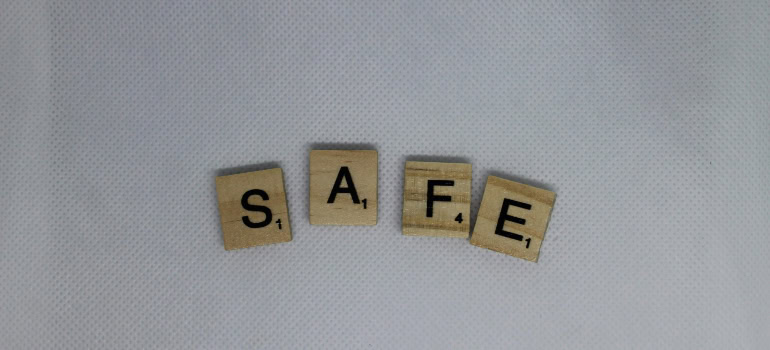 the word "safe", written with Scrabble tiles